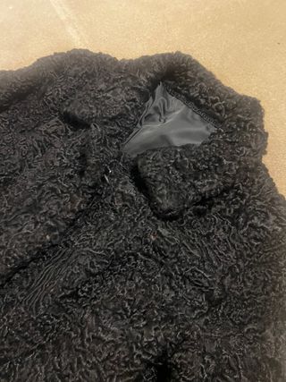 Abrigo auténtico de astracán negro.