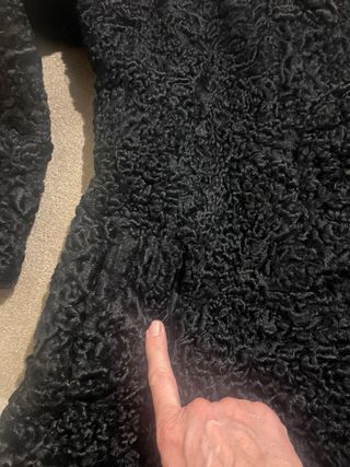 Abrigo auténtico de astracán negro.