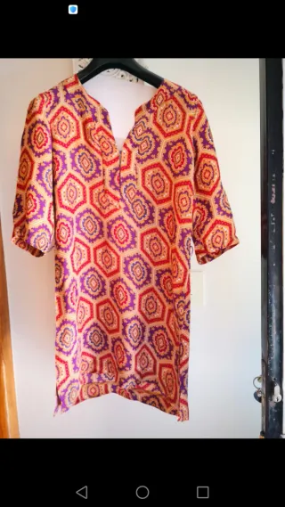 Blusón de estampado arabesco.