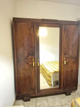 Armario antiguo de madera cómoda y mesitas