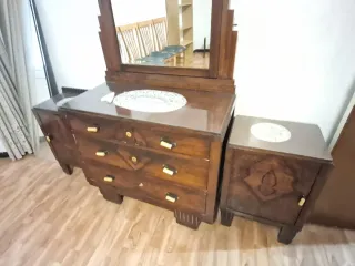 Armario antiguo de madera cómoda y mesitas