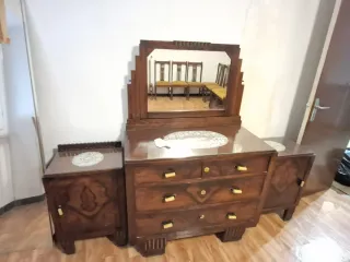 Armario antiguo de madera cómoda y mesitas