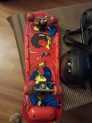 Monopatín con casco