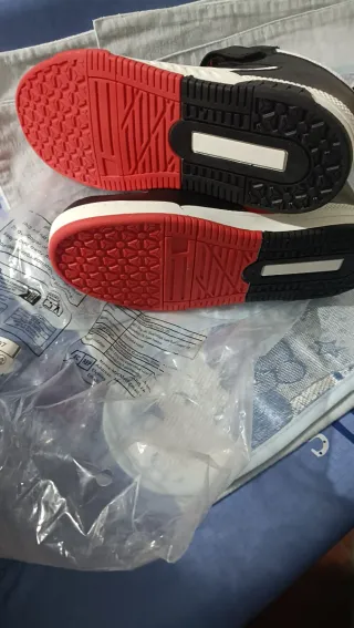 Zapatillas deportivas altas negras y rojas