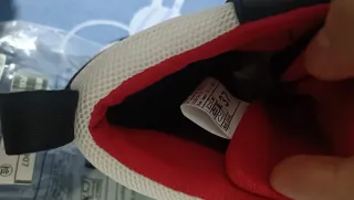 Zapatillas deportivas altas negras y rojas