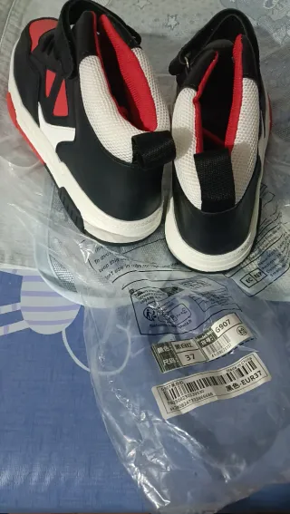 Zapatillas deportivas altas negras y rojas