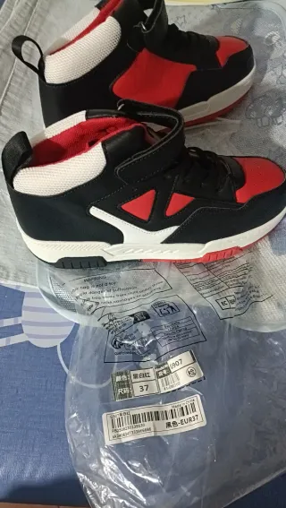 Zapatillas deportivas altas negras y rojas