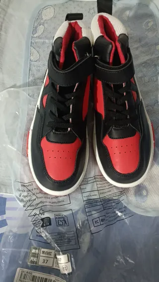 Zapatillas deportivas altas negras y rojas