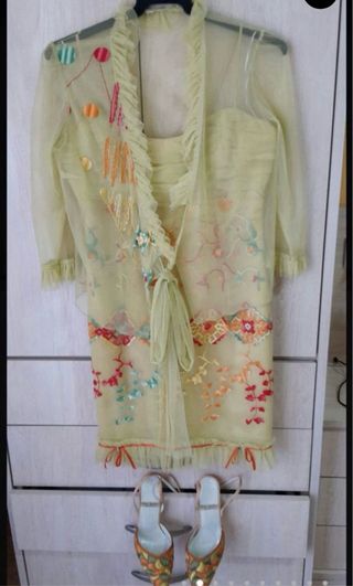 Vestido amarillo bordado talla l