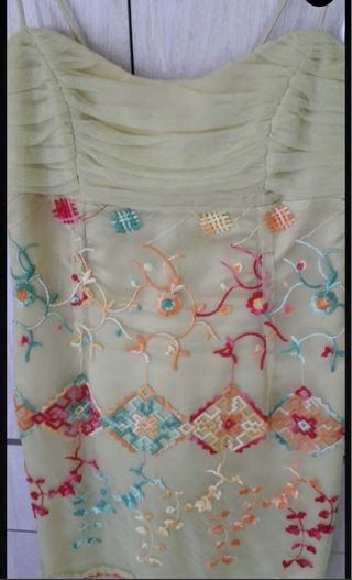 Vestido amarillo bordado talla l