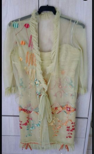 Vestido amarillo bordado talla l