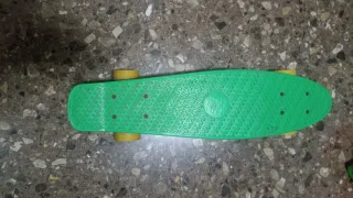 Monopatín verde para niñ@s y adolescentes