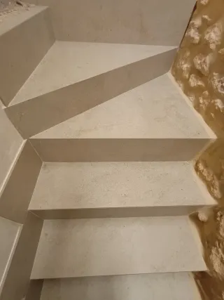 Suelo porcelánico para escalera