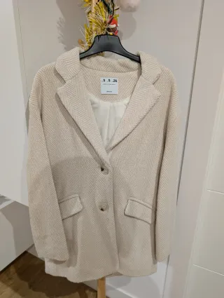 Abrigo Bershka Talla S Beige