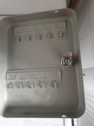 Caja metálica para llaves con cerradura
