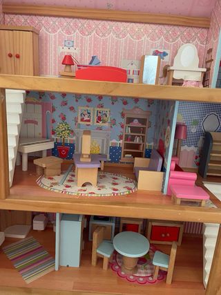 Casita de muñecas de madera