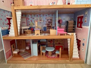 Casita de muñecas de madera