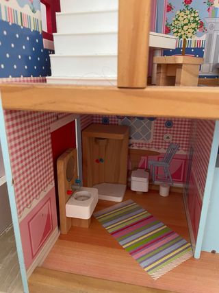 Casita de muñecas de madera