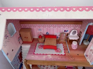 Casita de muñecas de madera