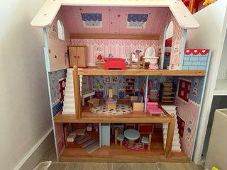 Casita de muñecas de madera