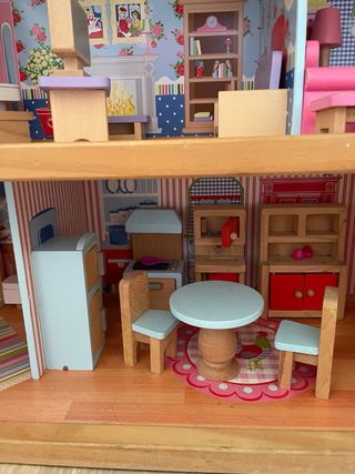 Casita de muñecas de madera