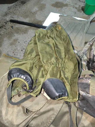 Polainas verdes con refuerzos negros