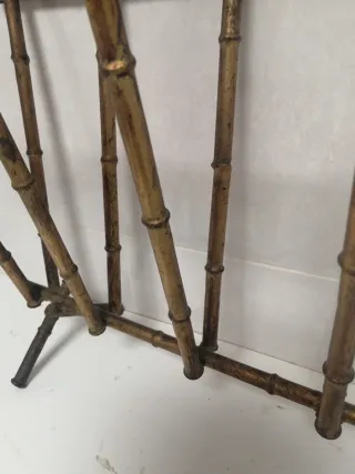 Revistero estilo bambú dorado