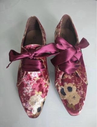Zapatos de cordones florales burdeos