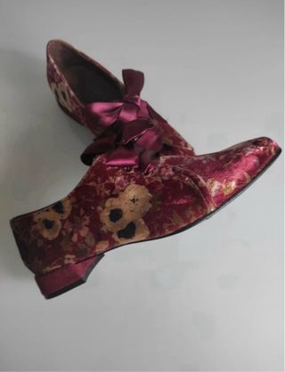 Zapatos de cordones florales burdeos