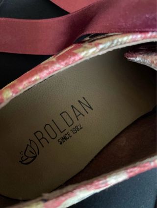 Zapatos de cordones florales burdeos