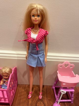 Barbie con 3 bebés, cuna, trona y cochecito