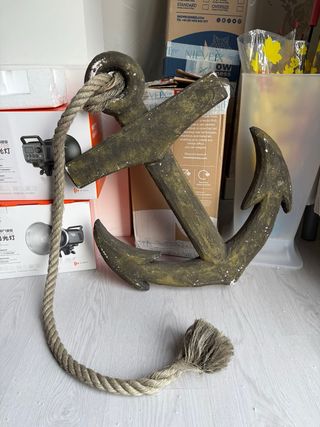 Atrezo marinero ancla con cuerda