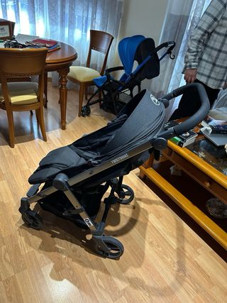 Carrito de bebé negro