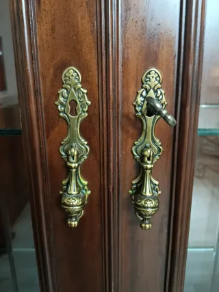 Vitrina de nogal con puertas de cristal .