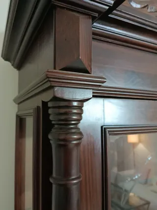 Vitrina de nogal con puertas de cristal .