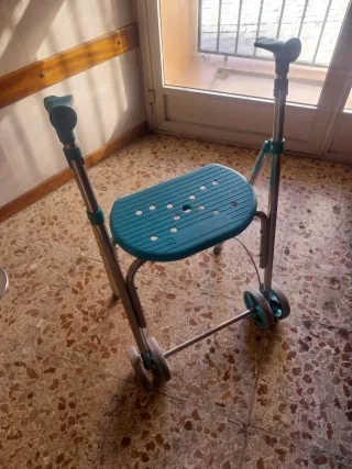 Andador con ruedas y asiento
