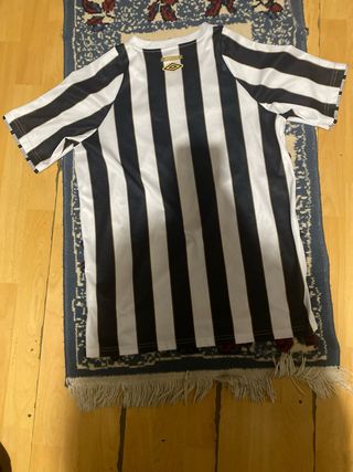 Camiseta Umbro Santos Rayas Negras Blancas