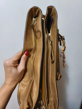Bolso de piel marrón con detalle de hojas