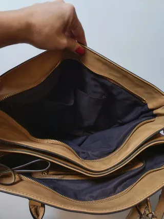 Bolso de piel marrón con detalle de hojas