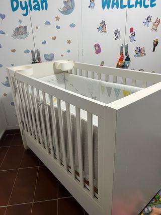 Cuna de madera blanca con cajón