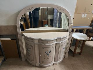 Recibidor y espejo curvo beige