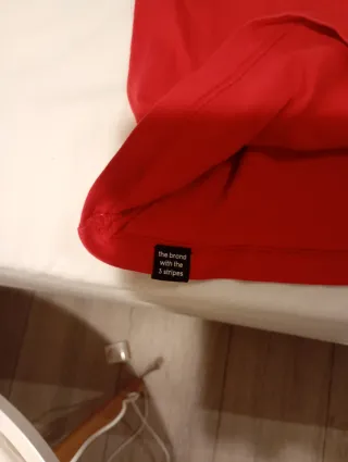 Camiseta Adidas roja en muy buen estado (11–12 año