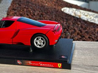 Ferrari Enzo 1:18 Hot Wheels Vermelho