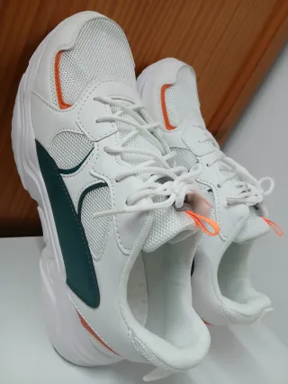 Zapatillas deportivas blancas y naranjas