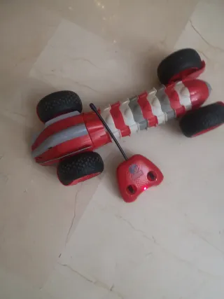 Coche teledirigido rojo y blanco