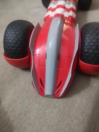 Coche teledirigido rojo y blanco