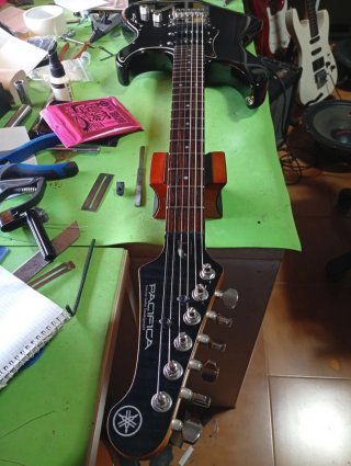 LUTHIER AJUSTE REPARACIÓN DE GUITARRA BAJO EN ZGZ