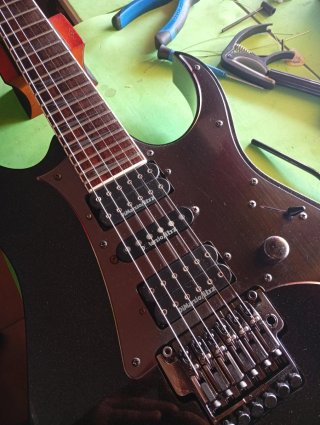 LUTHIER AJUSTE REPARACIÓN DE GUITARRA BAJO EN ZGZ