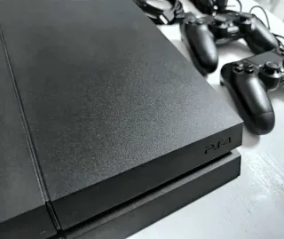 PS4 (PlayStation 4) Negra en perfecto estado.