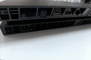 PS4 (PlayStation 4) Negra en perfecto estado.